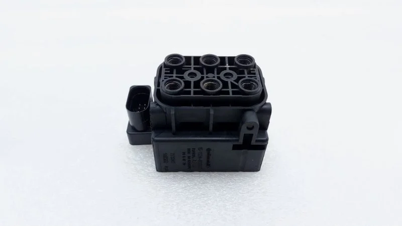 Блок клапанов пневмоподвески Volkswagen Touareg 2014 NF