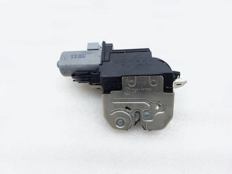 Замок двери багажника Volkswagen Touareg 2014 NF
