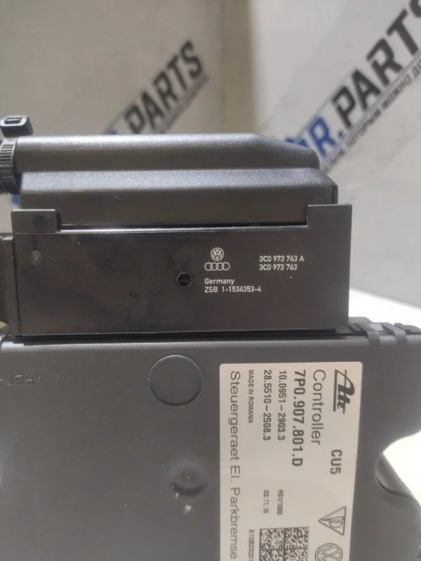 Блок управления стояночным тормозом Volkswagen Touareg 2011