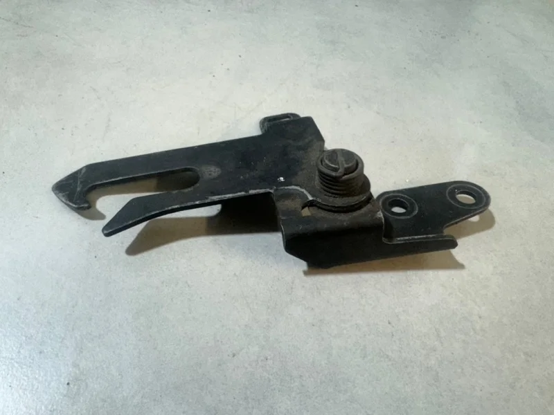 Крюк замка капота Volvo XC90