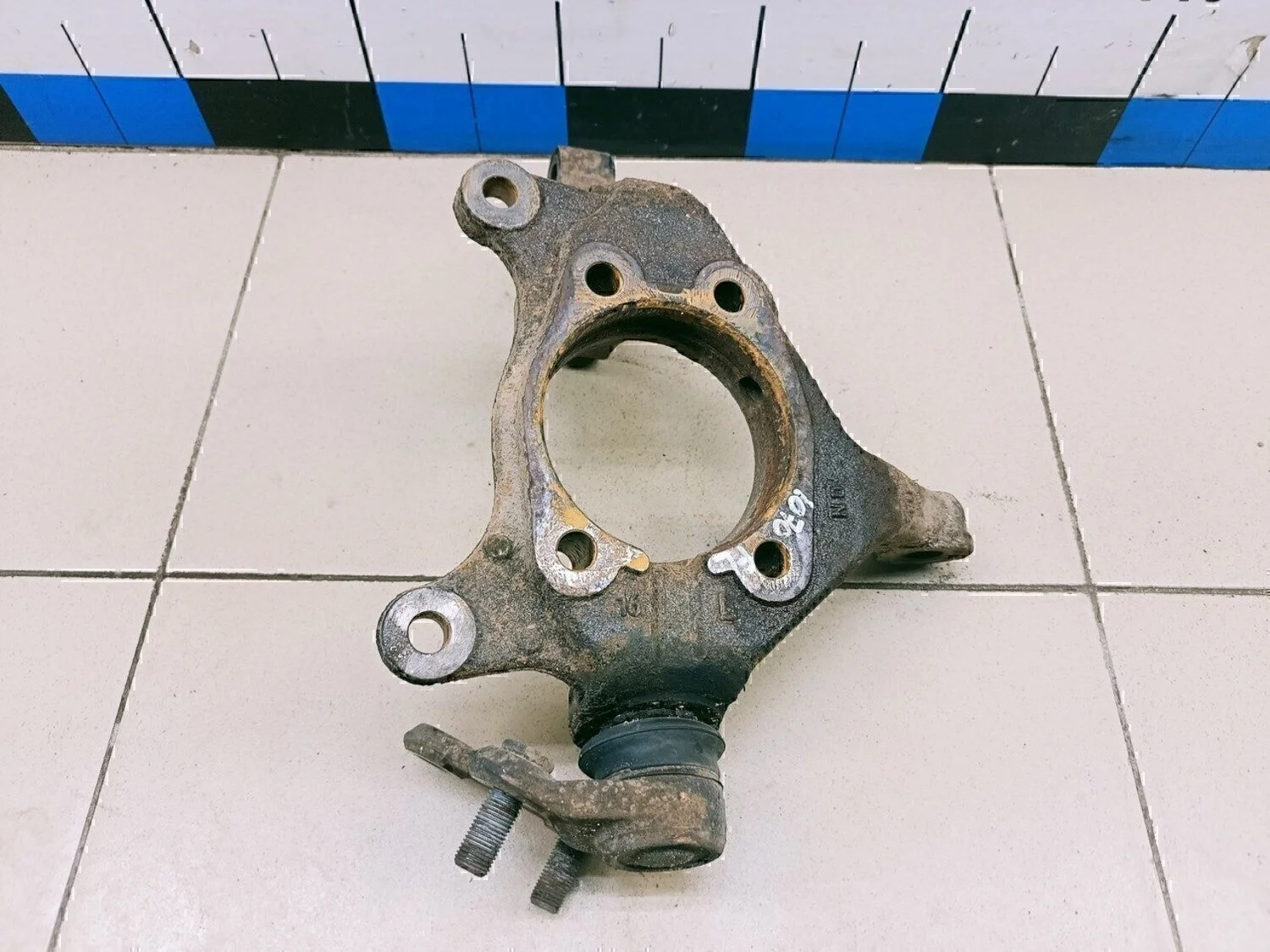 Кулак поворотный передний левый RAV 4 2013-2019