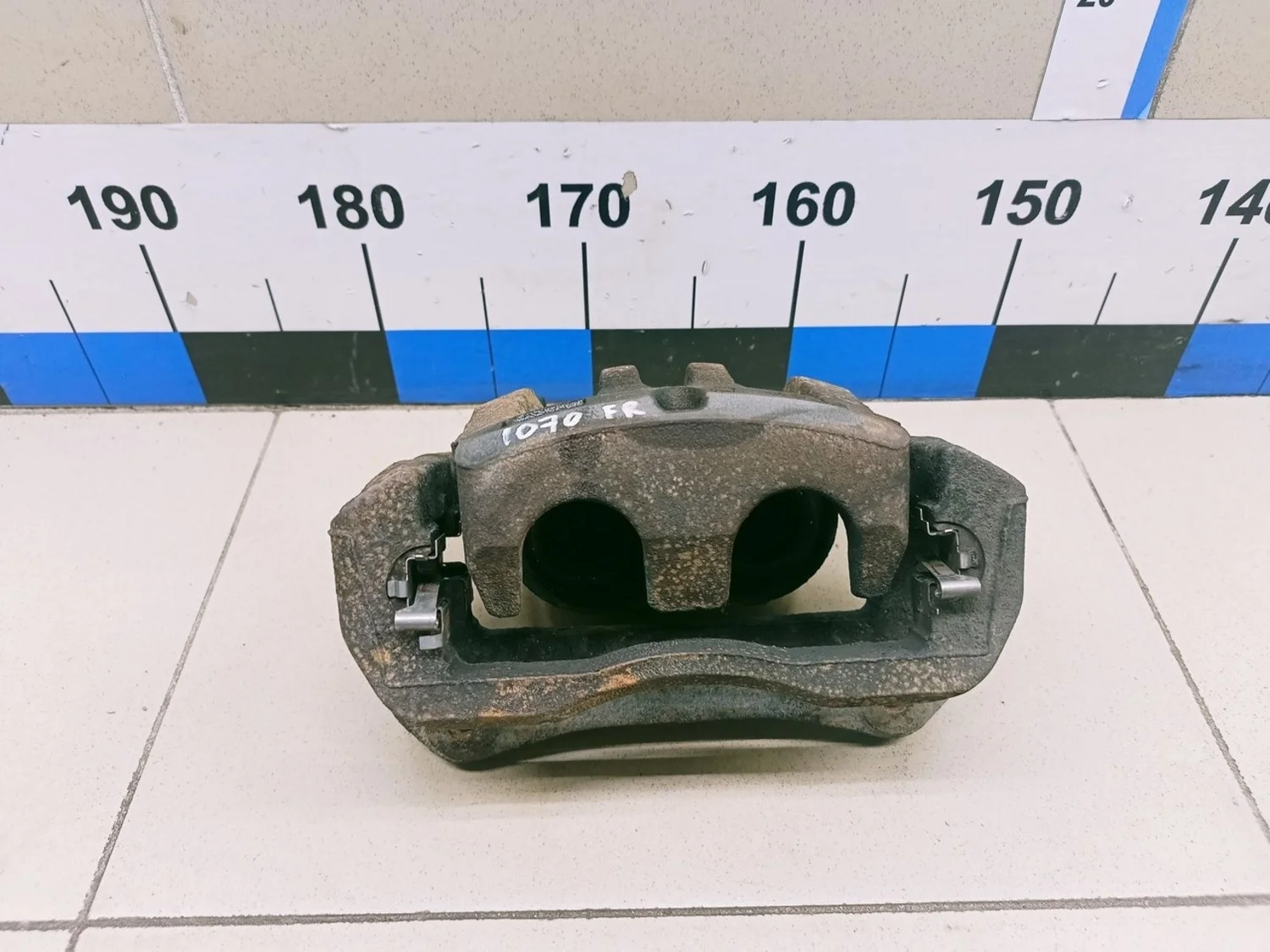 Суппорт передний правый RAV 4 2013-2019