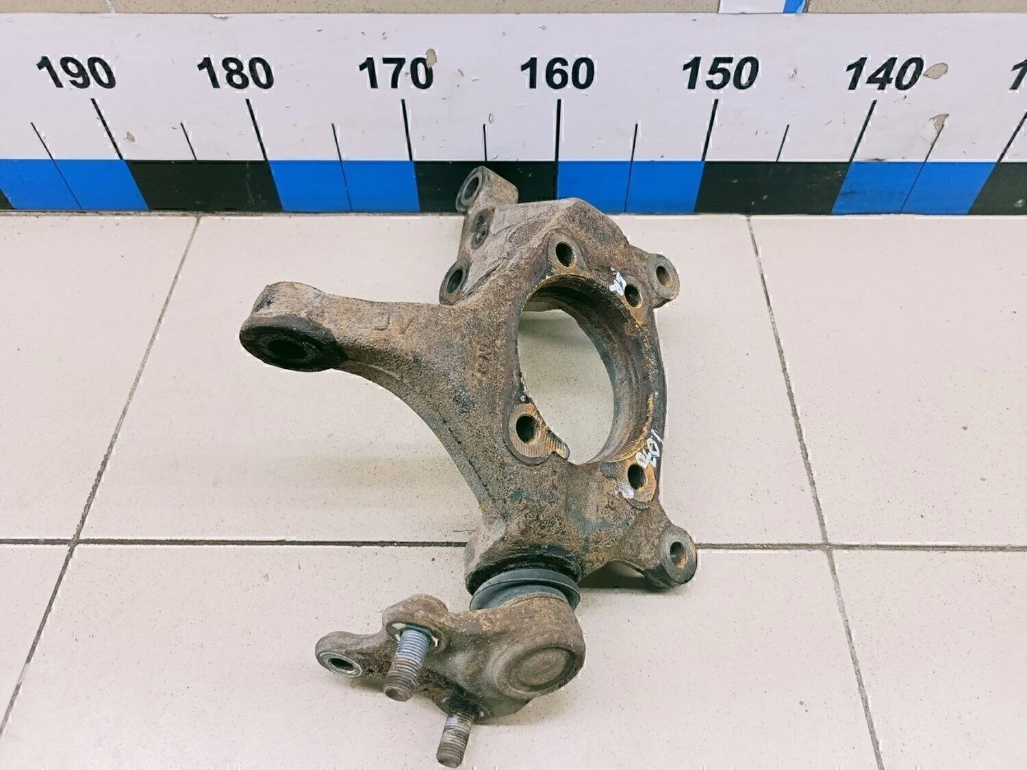 Кулак поворотный передний правый RAV 4 2013-2019