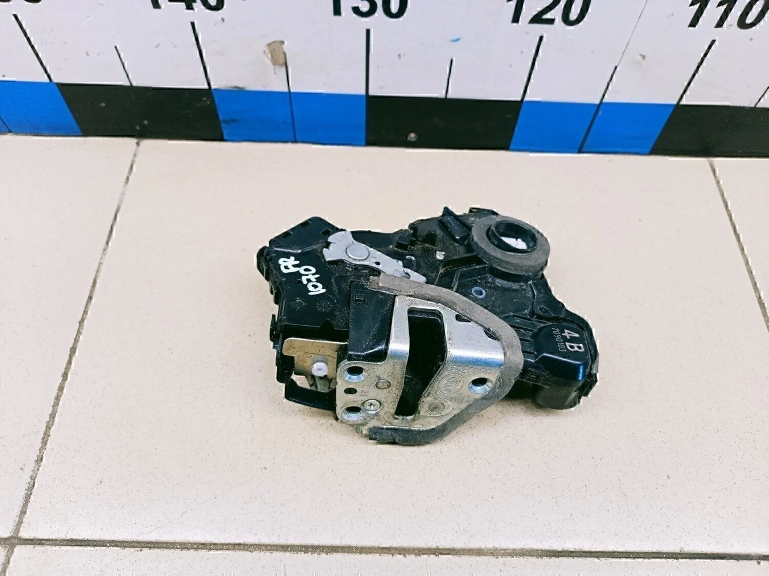 Замок двери передней правой RAV 4 2013-2019