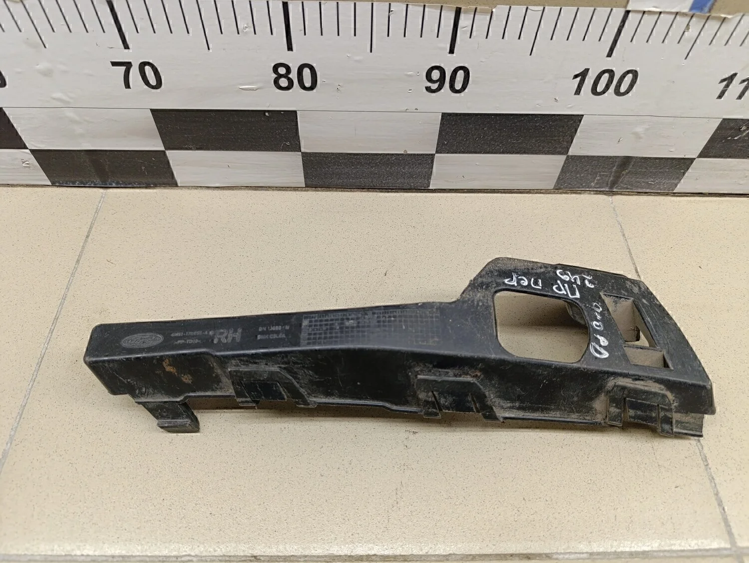 Кронштейн переднего бампера правый Focus II 2005-2008