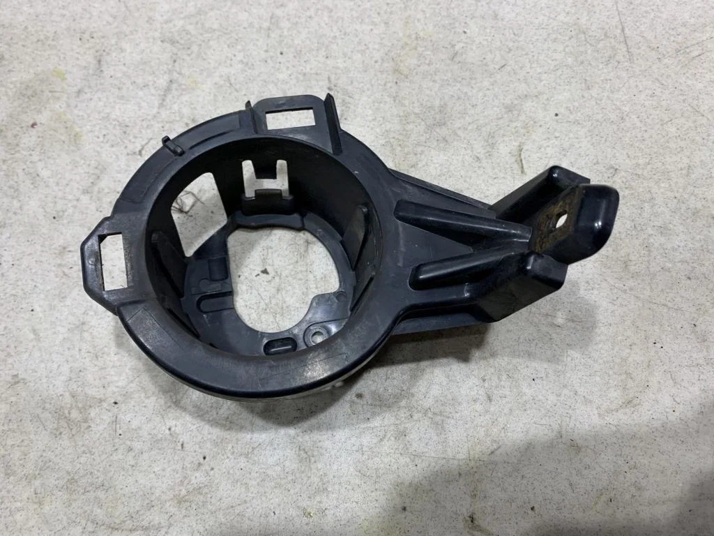 Кронштейн ПТФ левый Nissan Juke F15