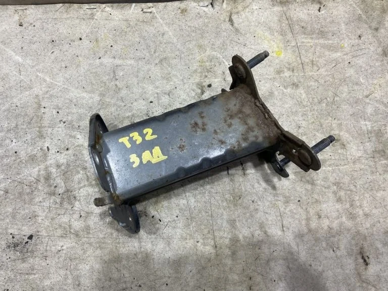 Кронштейн усилителя левый  Nissan X-Trail T32  зад