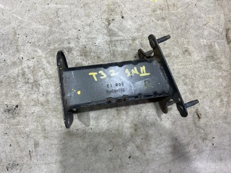 Кронштейн усилителя правый  Nissan X-Trail T32 зад