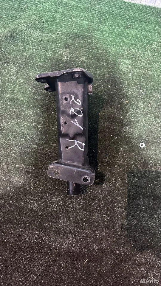 Кронштейн усил. переднего бампера mercedes w221