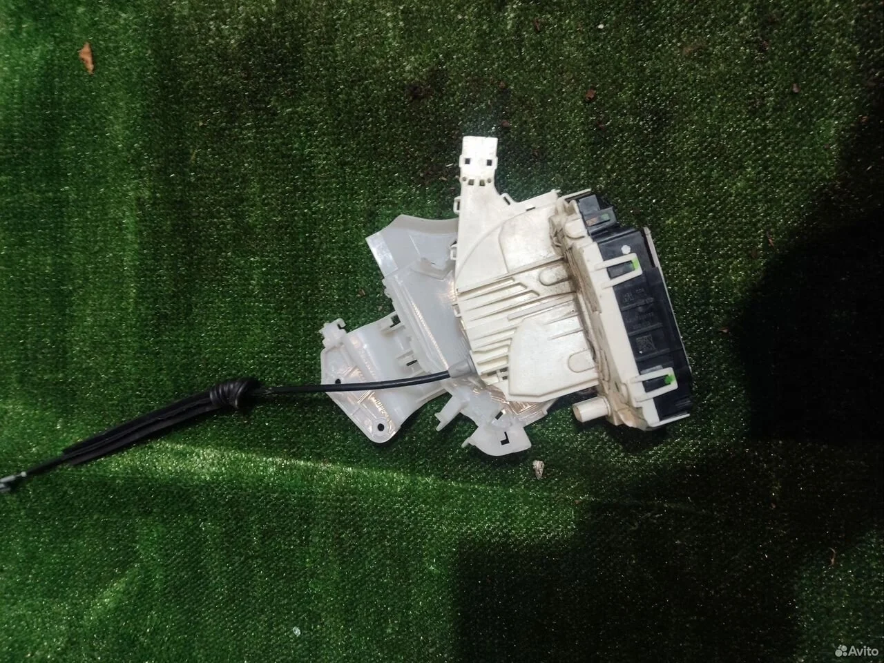 Замок передней правой двери mercedes a2047203035