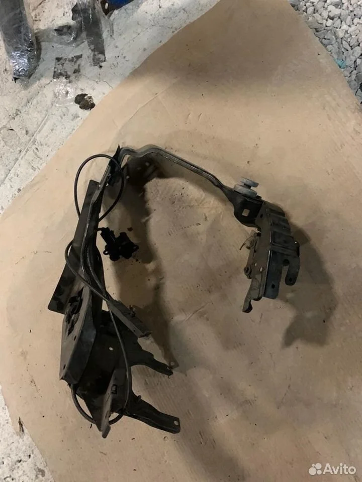 Кронштейн левый mercedes w219 a2196200328