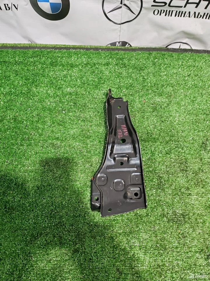 Крепление кронштейна переднего бампера toyota