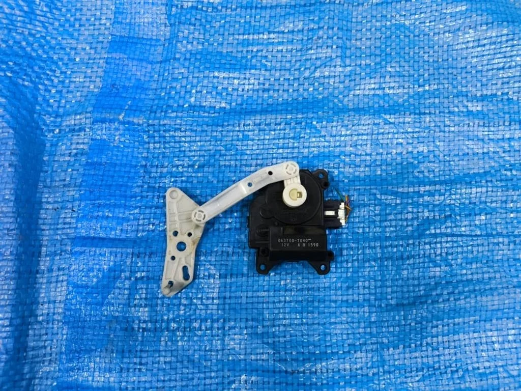 Б.у. сервопривод заслонки печки MITSUBISHI PAJERO V75W MITSUBISHI PAJERO V75W