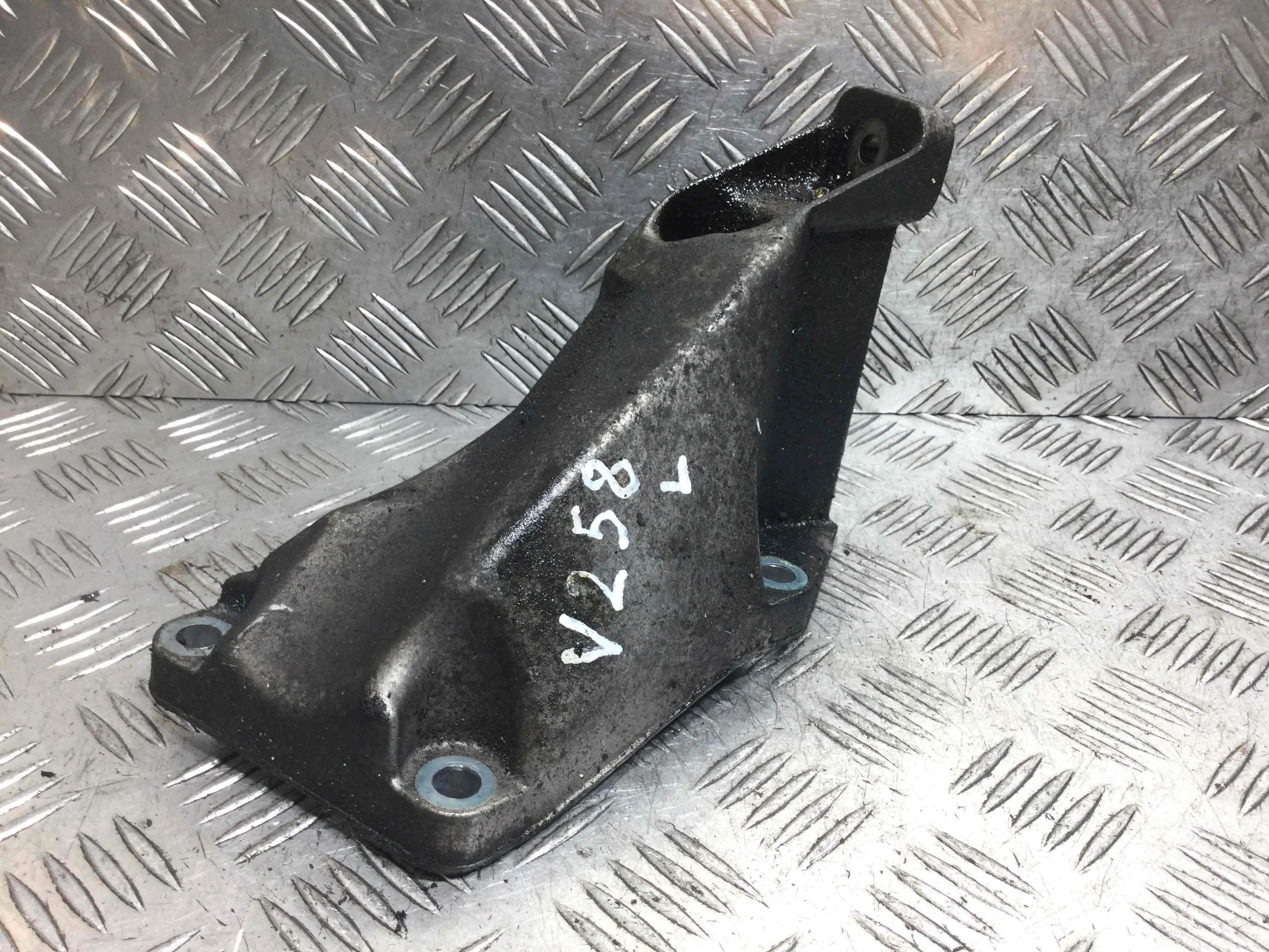 Кронштейн двигателя Volkswagen Passat B5 (1996-2000) бензин 1.6 i Механика Универсал