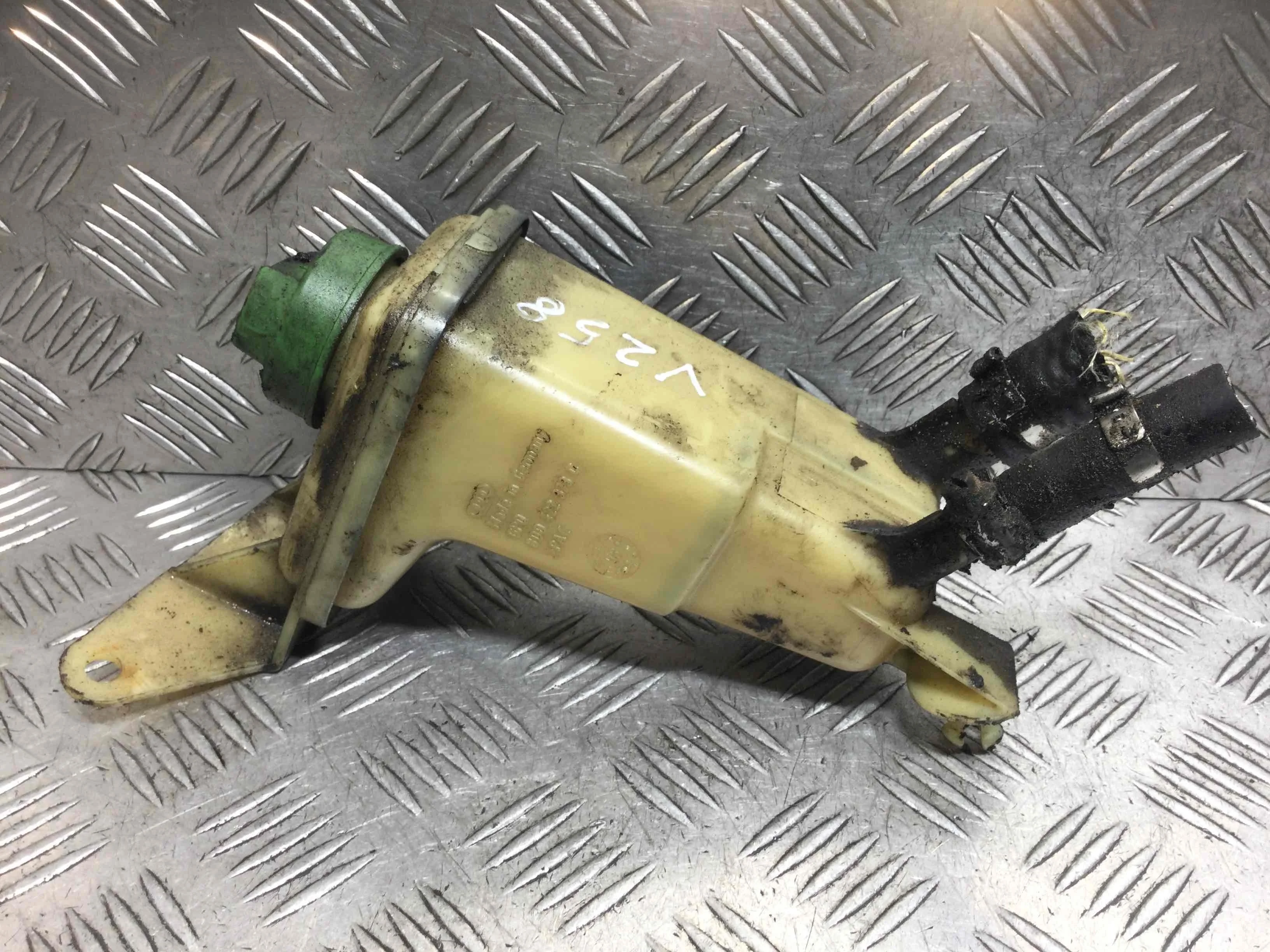 Бачок гидроусилителя Volkswagen Passat B5 (1996-2000) бензин 1.6 i Механика Универсал