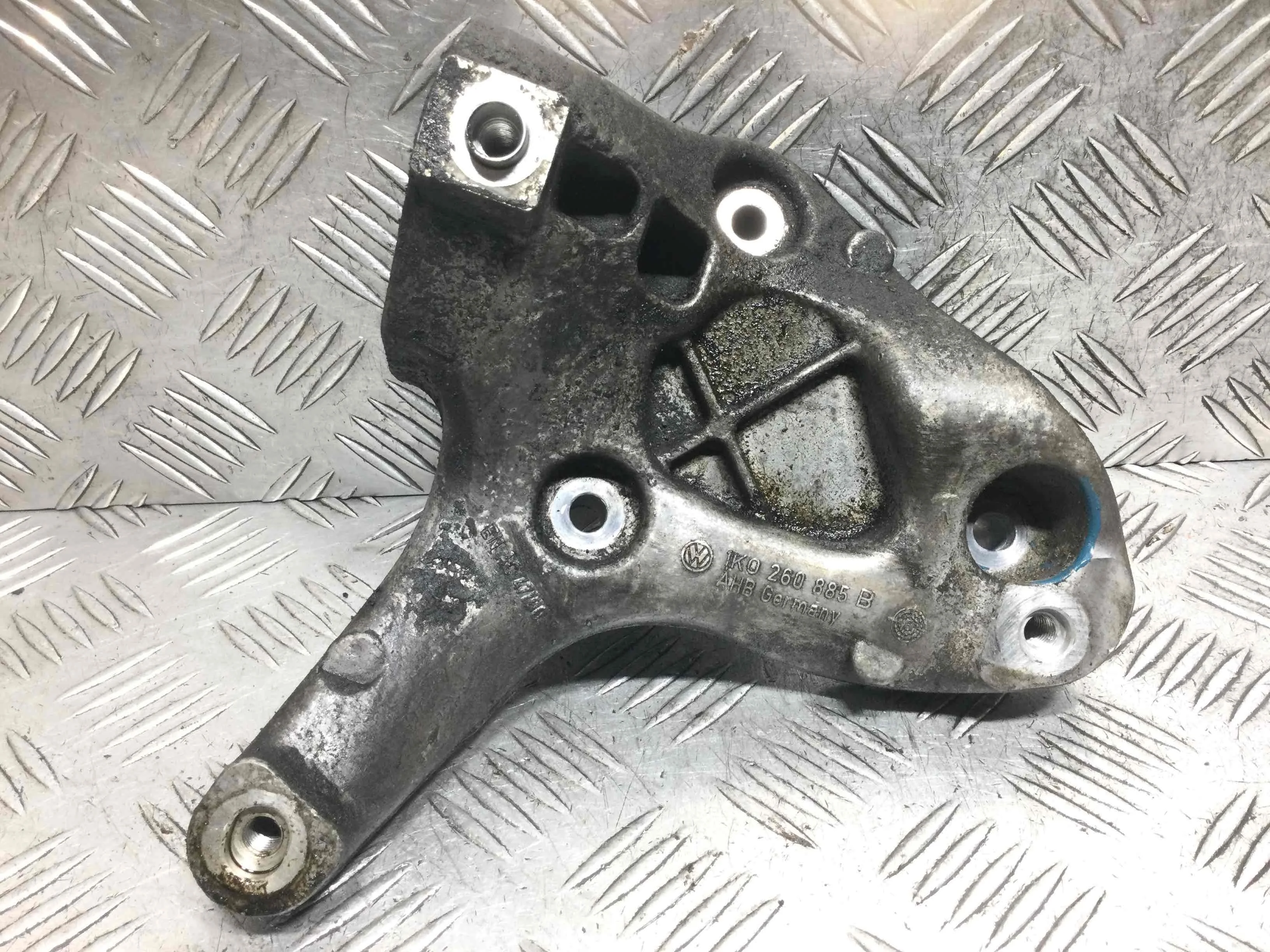 Кронштейн компрессора кондиционера Volkswagen Golf 6 поколение (2008-2015) бензин 1.4 TFSI Механика Х/б