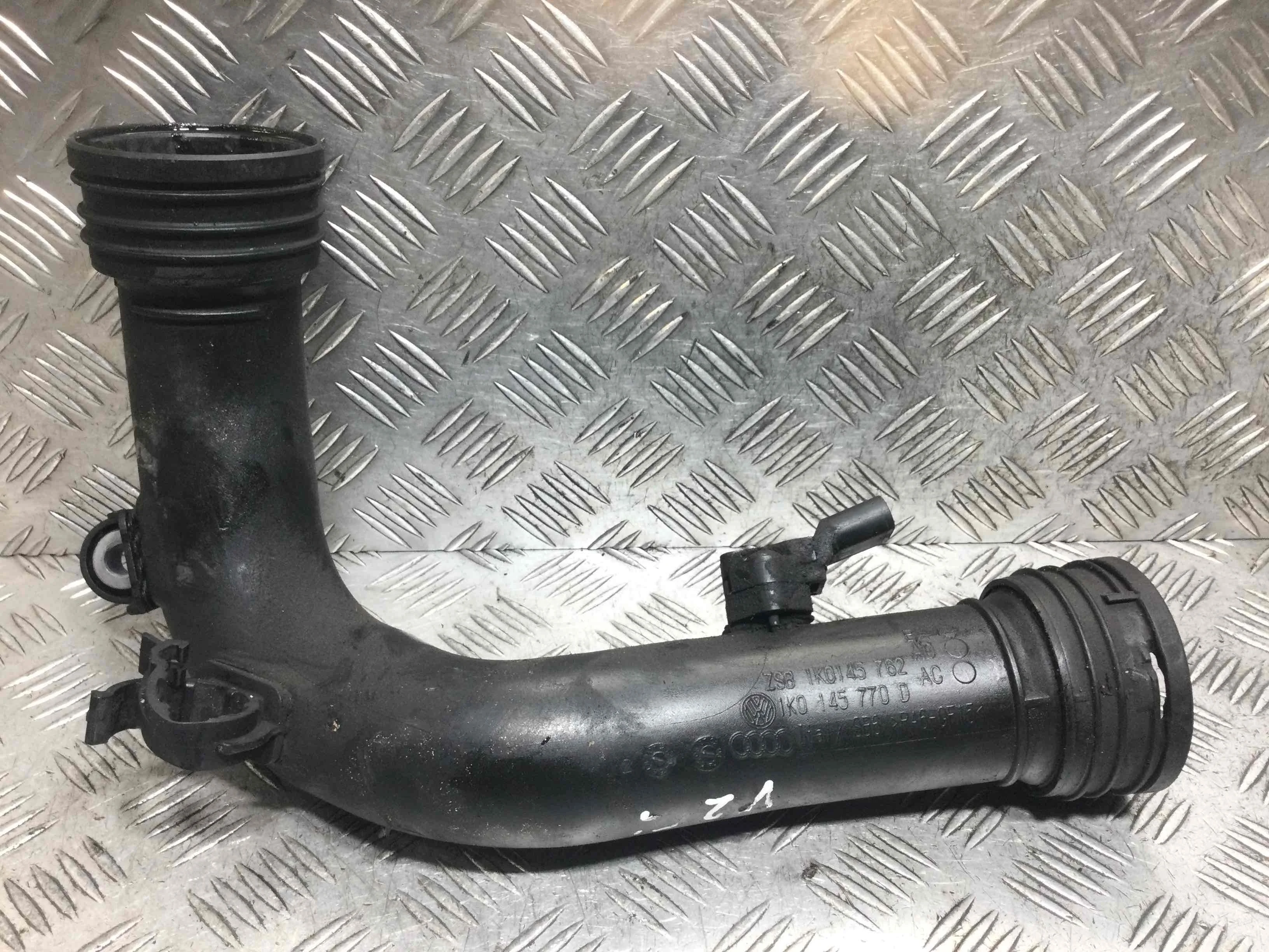 Патрубок интеркулера Volkswagen Passat B6 (2005-2010) дизель 2.0 TDI Механика Универсал