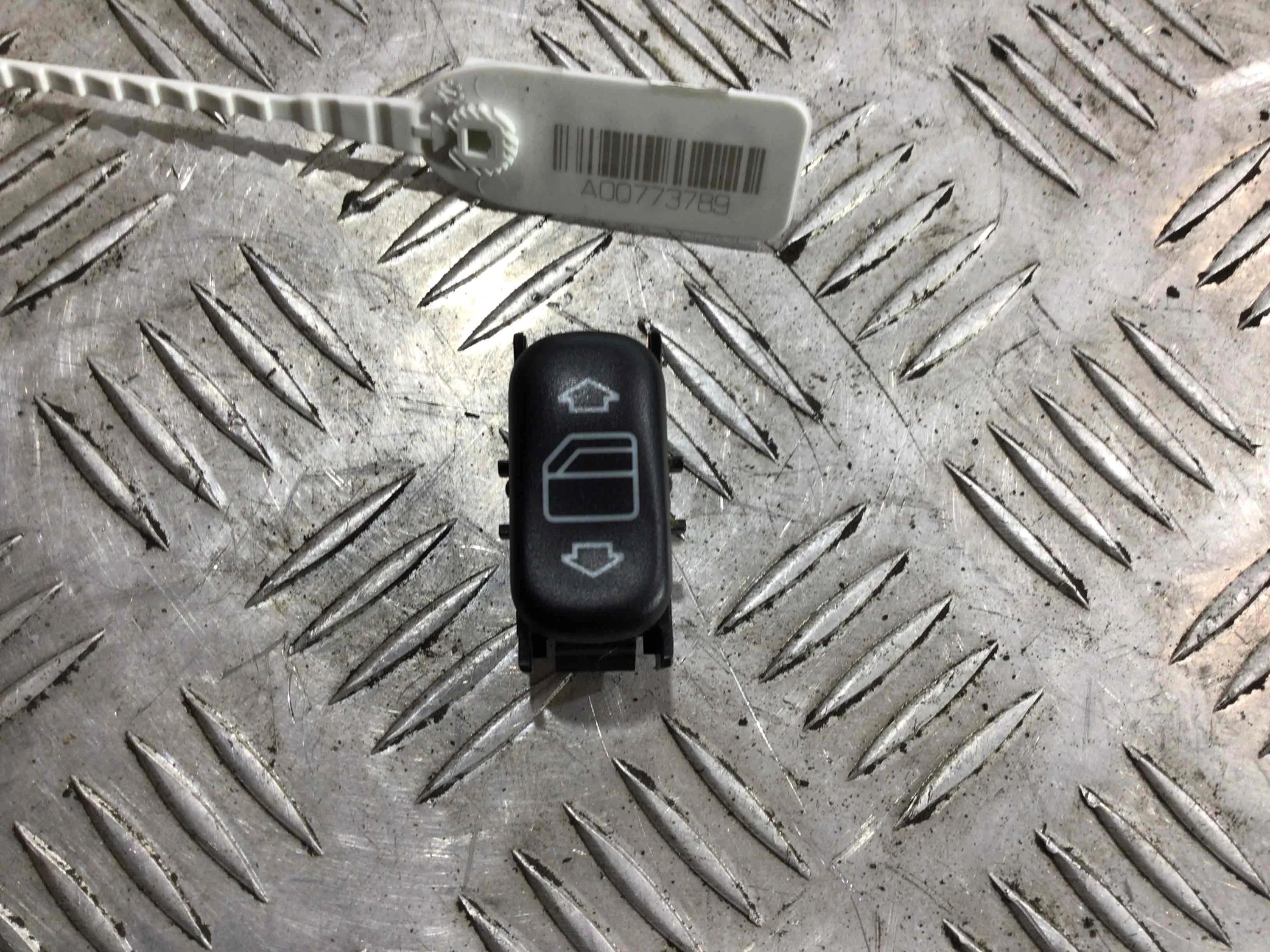 Кнопка стеклоподъемника заднего правого Mercedes A-klasse W168 [рестайлинг] (2001-2004) бензин 1.6 i Механика Х/б