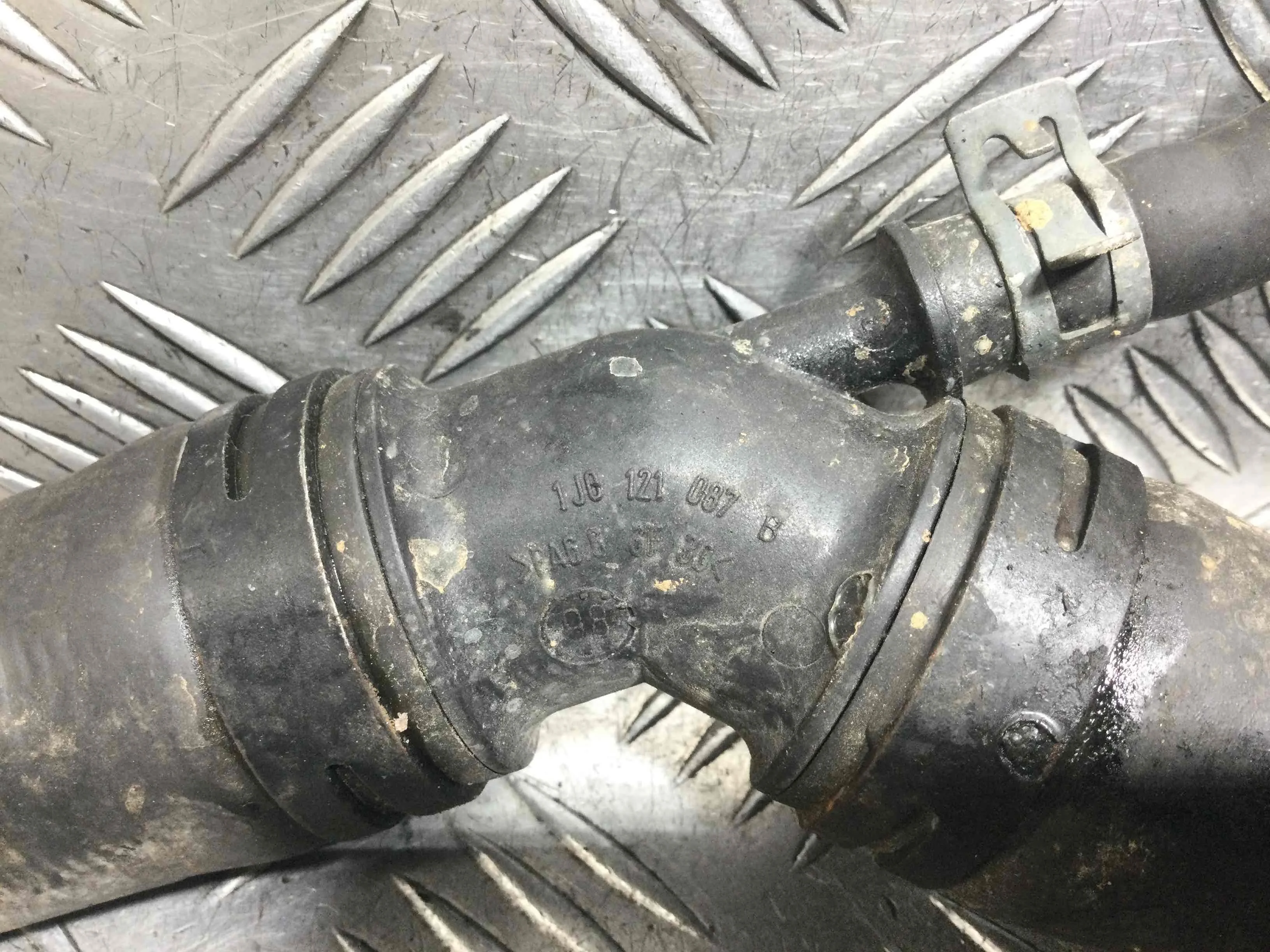 Фланец (тройник) системы охлаждения Volkswagen Golf 4 поколение (1997-2004) дизель 1.9 SDI Механика Х/б