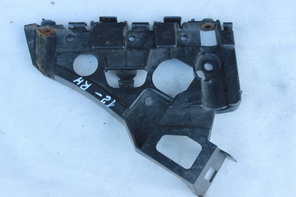 Кронштейн переднего бампера Rh Opel Astra J 2012-