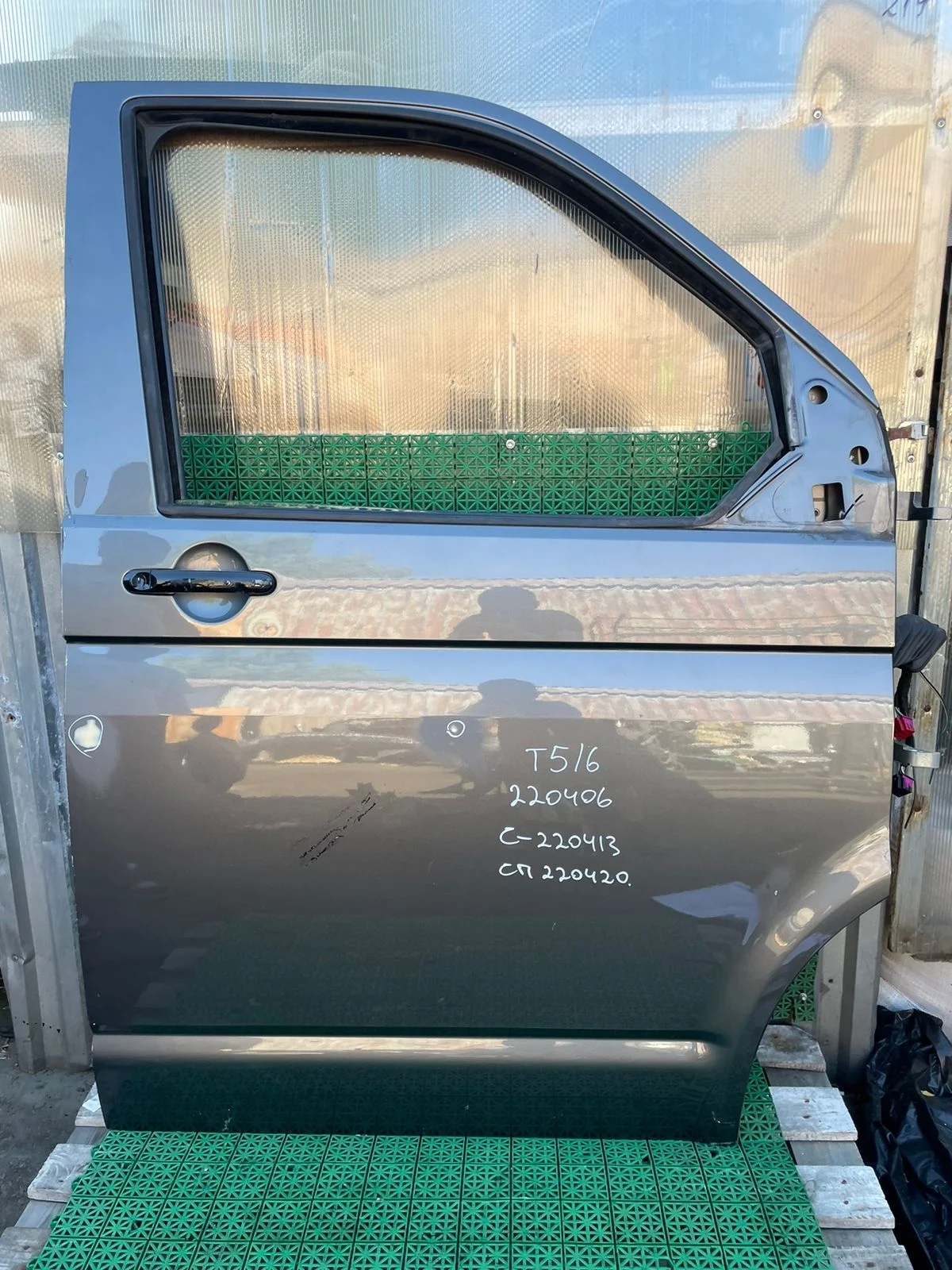 Дверь VOLKSWAGEN TRANSPORTER T5/T6 2003- передняя правая серая б/у TRANSPORTER T5(2003-2015);TRANSPORTER T6(2015-