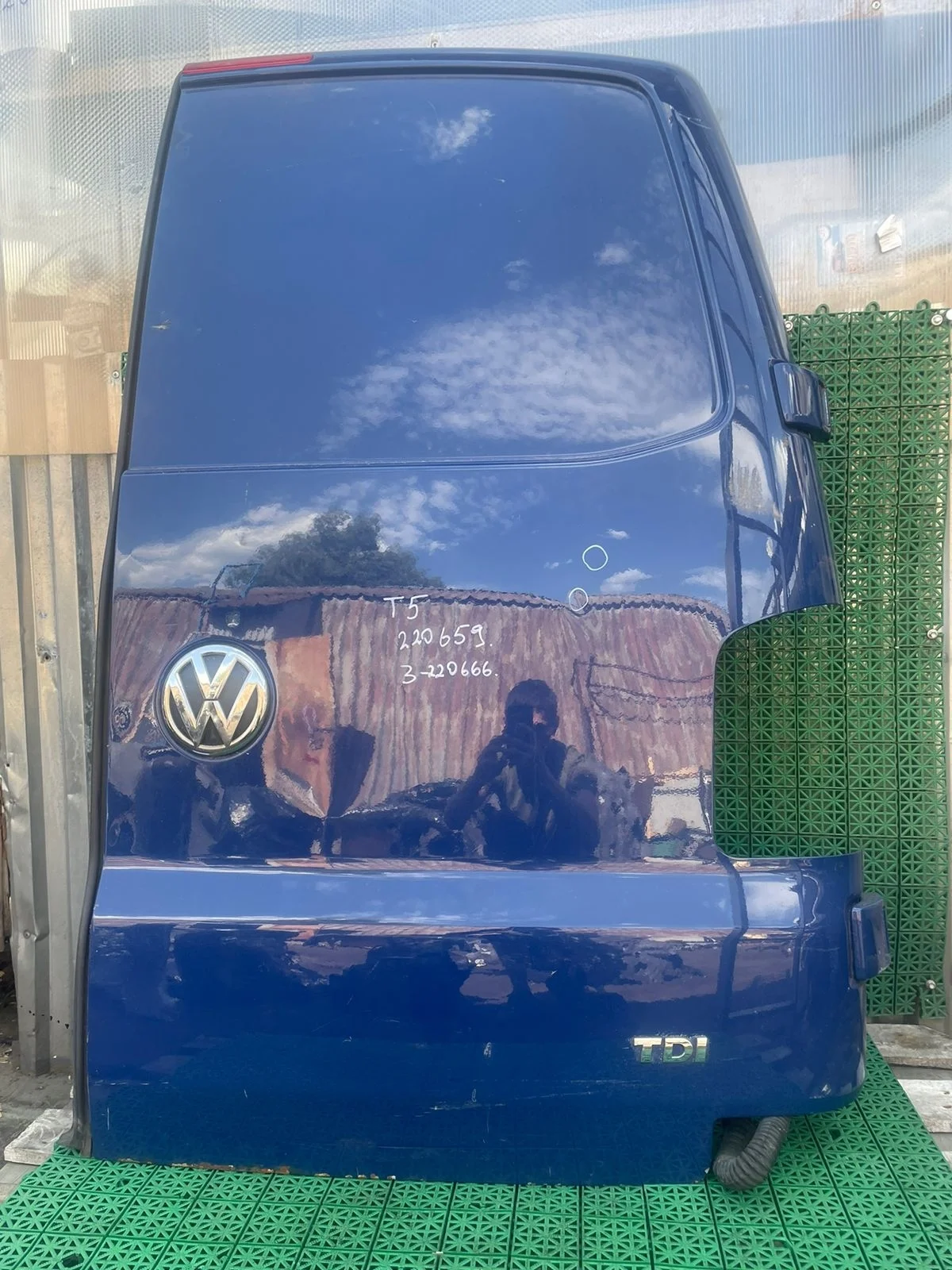Дверь багажника VOLKSWAGEN TRANSPORTER T5 2003- правая распашная 147см без выреза под стекло синяя б/у TRANSPORTER T5(2003-2015)