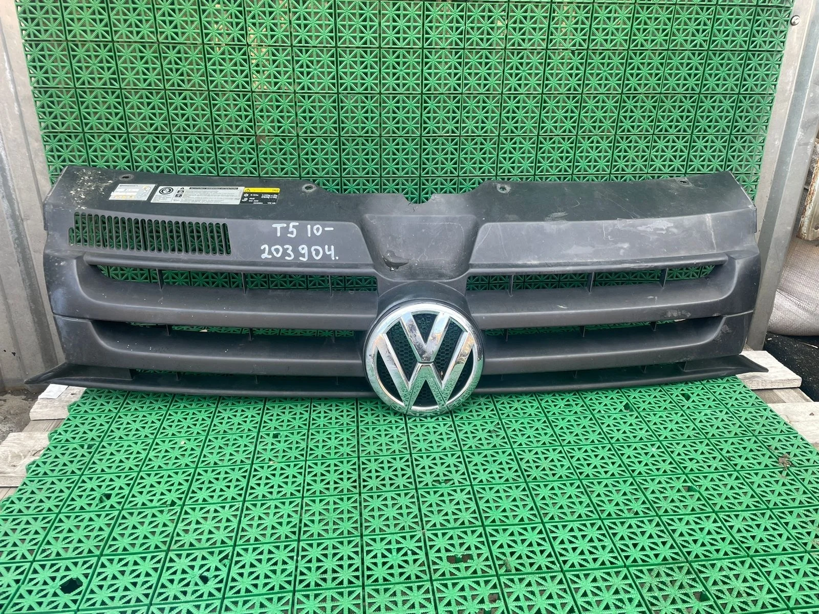 Решетка радиатора VOLKSWAGEN TRANSPORTER T5 2010- б/у TRANSPORTER T5(2003-2015)