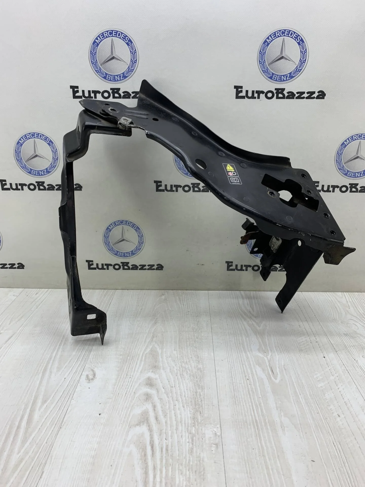 Кронштейн фары правый Mercedes W211