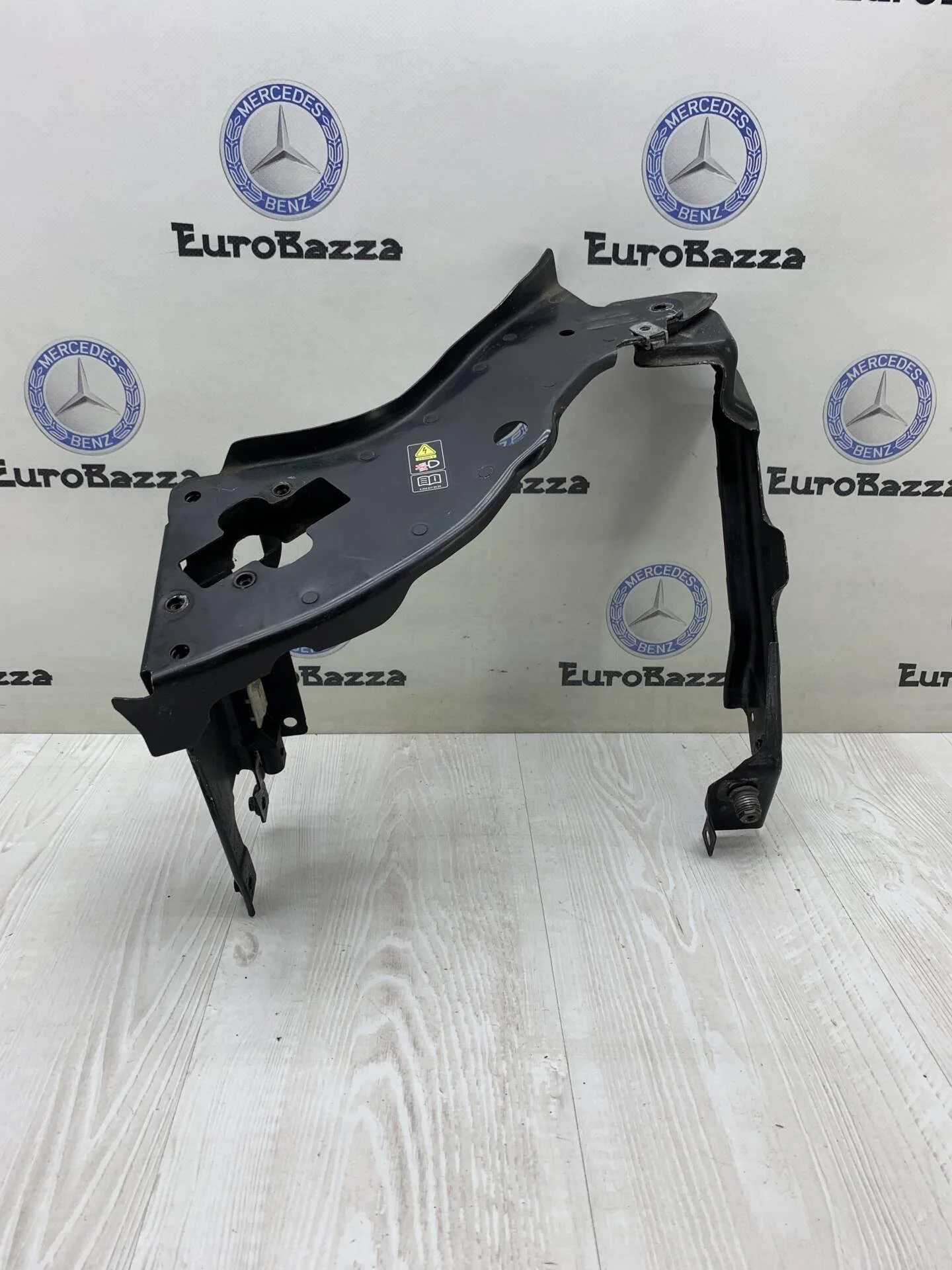 Кронштейн фары левый Mercedes W211