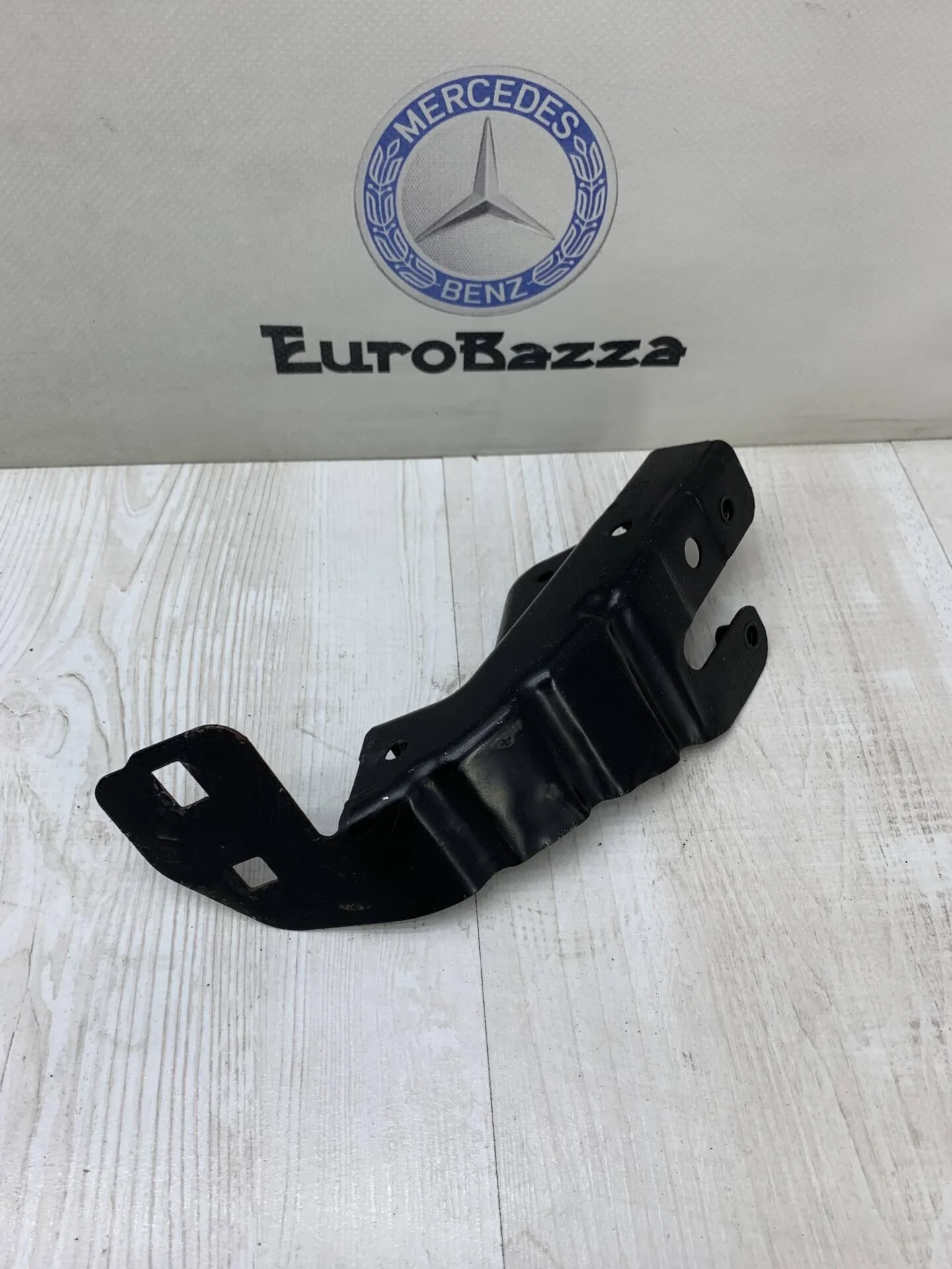 Кронштейн правой фары нижний Mercedes W211