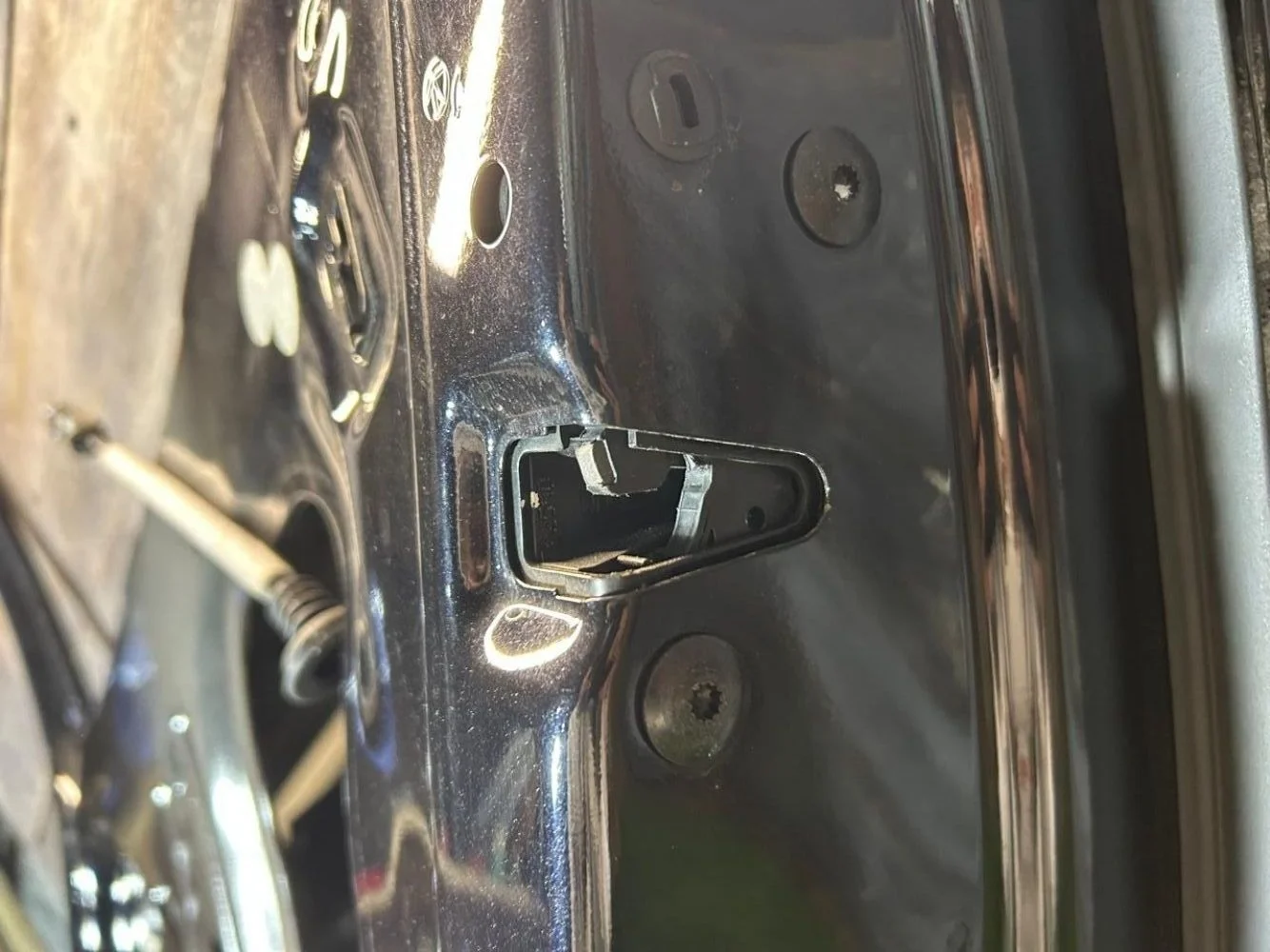 Замок двери задней правой Volkswagen Polo Sedan