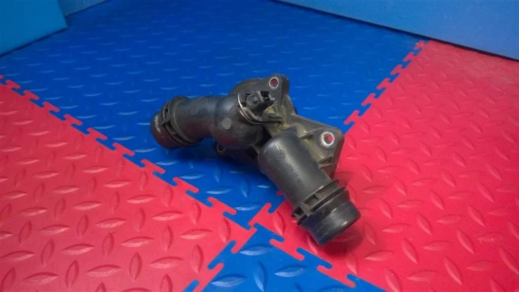 корпус термостата BMW X5 E53  M54B30 231 лс 3.0i