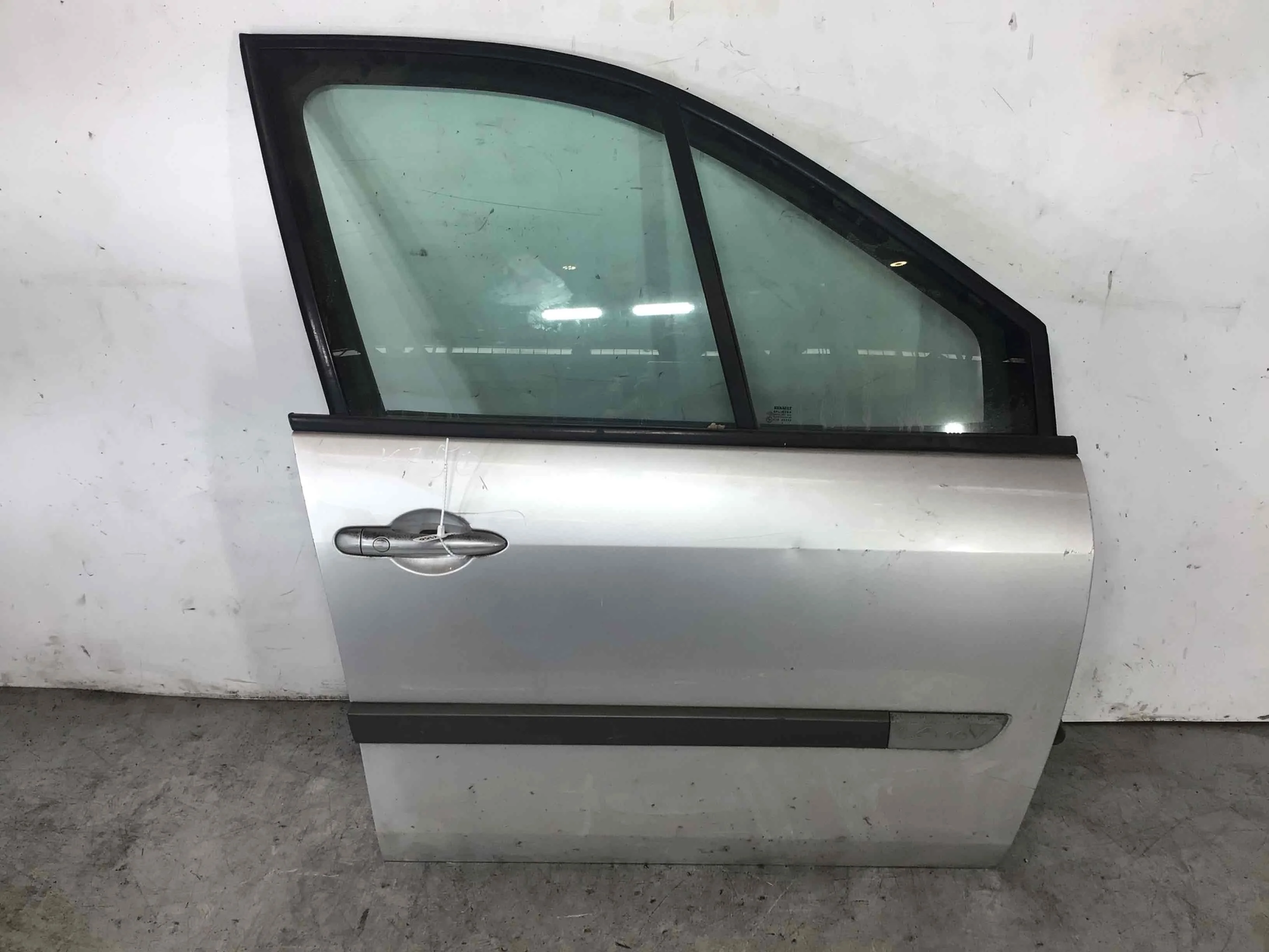 Дверь передняя правая Renault Scenic 2 поколение (2003-2006) бензин 1.6 i Механика Минивэн