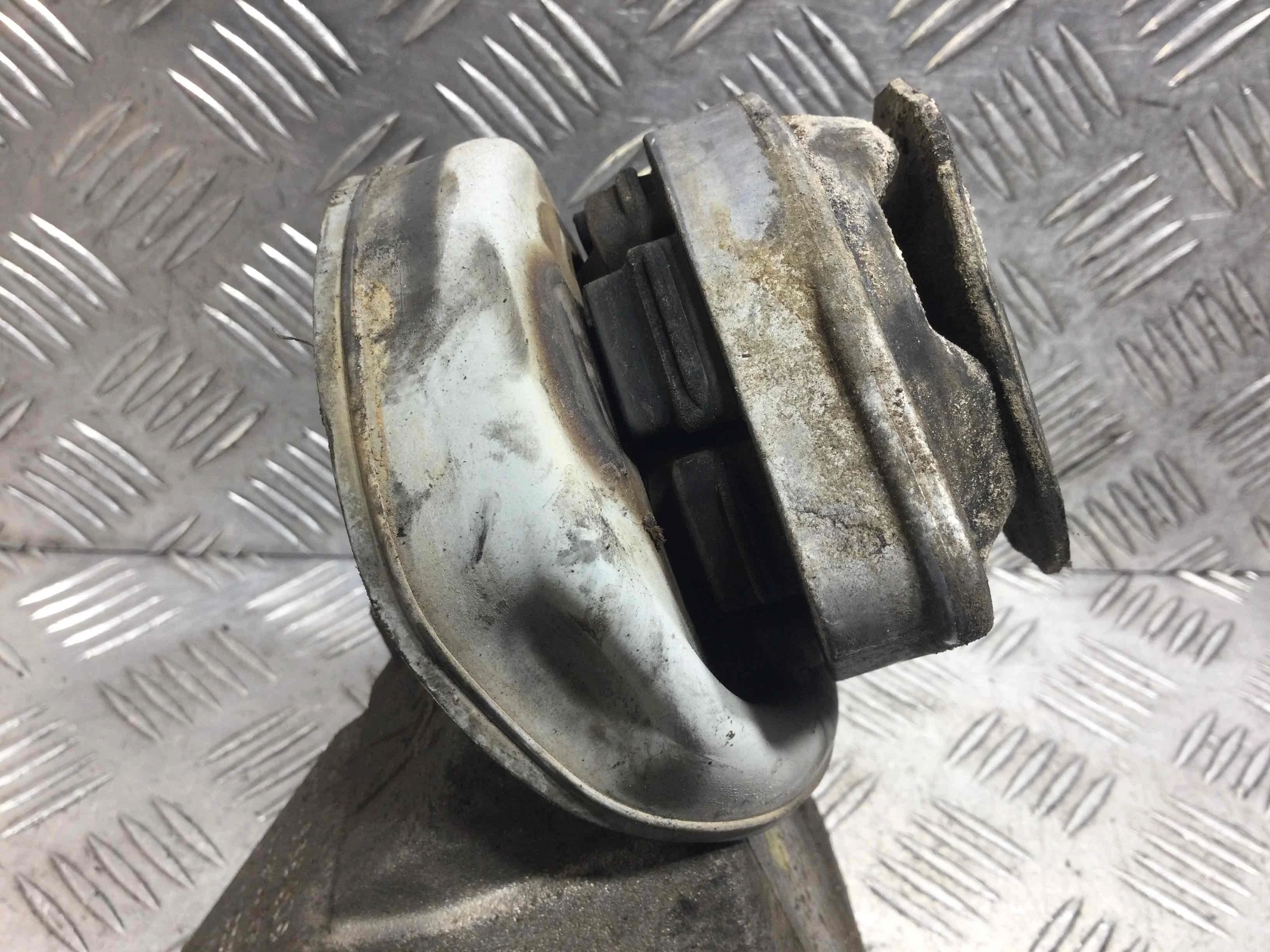 Подушка крепления КПП Volkswagen Passat B5 (1996-2000) бензин 1.8 i Механика Универсал