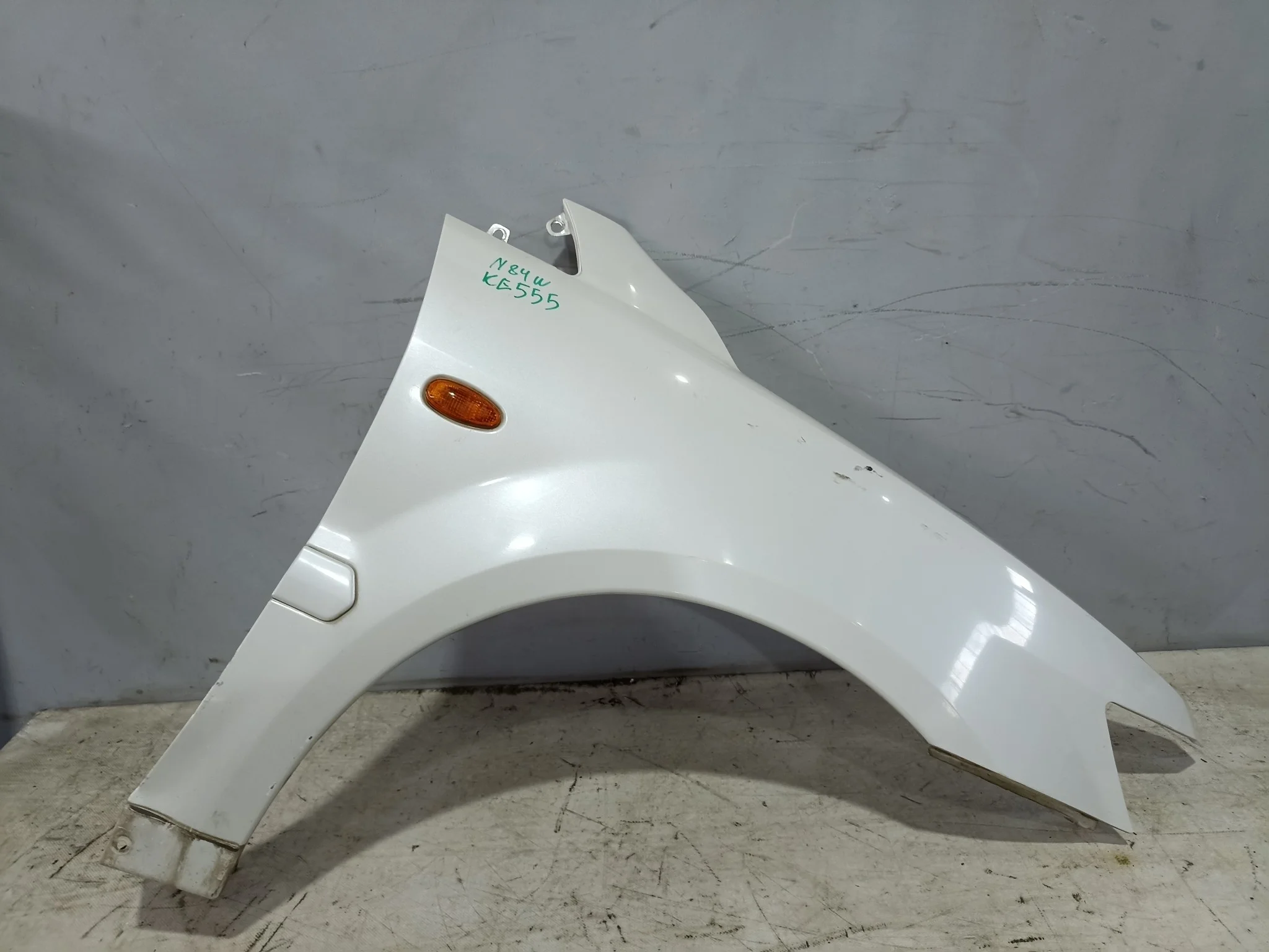 КРЫЛО MITSUBISHI CHARIOT GRANDIS SPACE WAGON N83W N84W N86W N94W N96W MR376282 ПЕРЕДНЕЕ ПРАВОЕ белый, W75 KE555