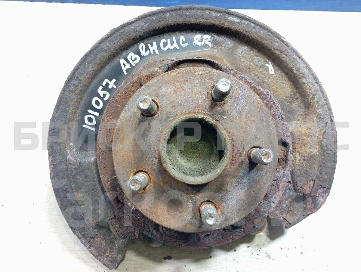 Кулак задний правый Тойота Авенсис 2 (T250)