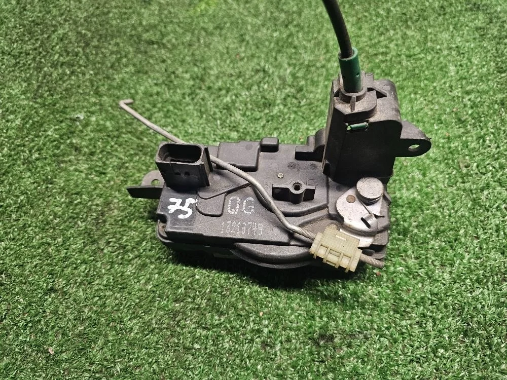 Замок двери пер прав Opel Astra H