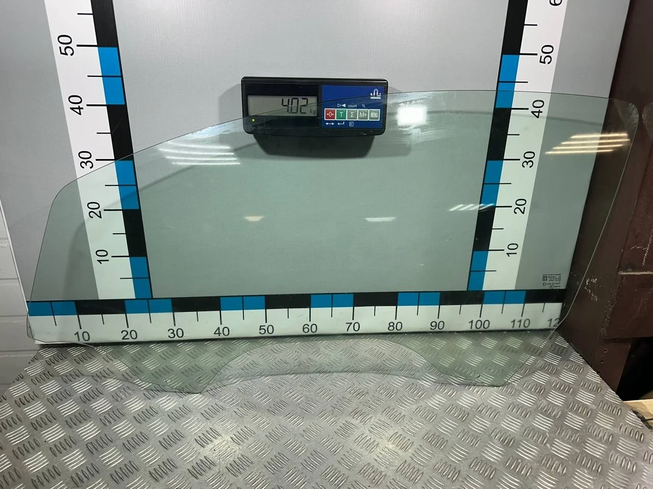 [Б/У] Стекло двери передней левой (купе) Opel Corsa D - вертикальные царапины [Незначительные дефекты] [Код: 00307072 ]