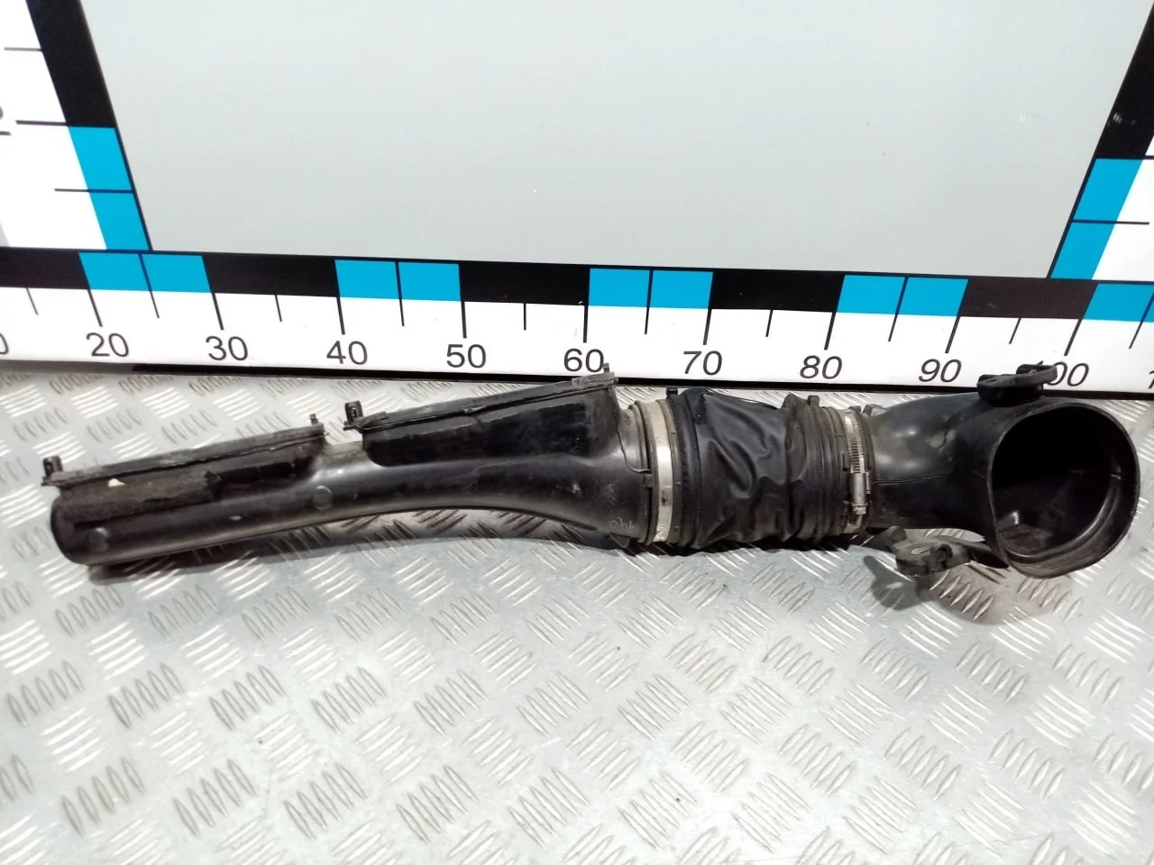 [Б/У] Патрубок воздушного фильтра левый - Маленький скол наодном фиксаторе [ХОРОШЕЕ] [Код: 00614653 ]