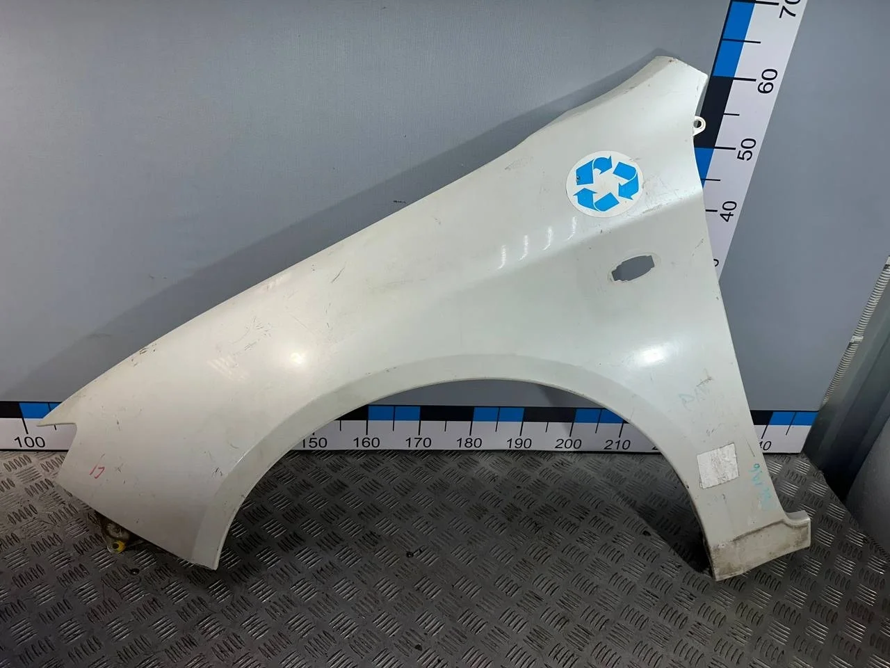 [Б/У] Крыло переднее левое Subaru Impreza G12 2007-2012 - небольшая вмятинка на арке [Незначительные дефекты] [Код: 00311354 ]