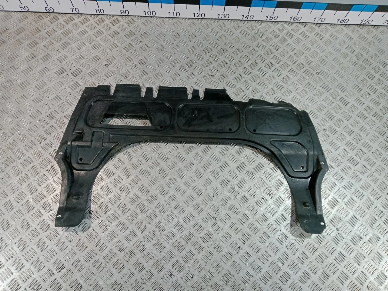 [Б/У] Защита картера двигателя - Сколы на пластике [Незначительные дефекты] [Код: 00615149 ]
