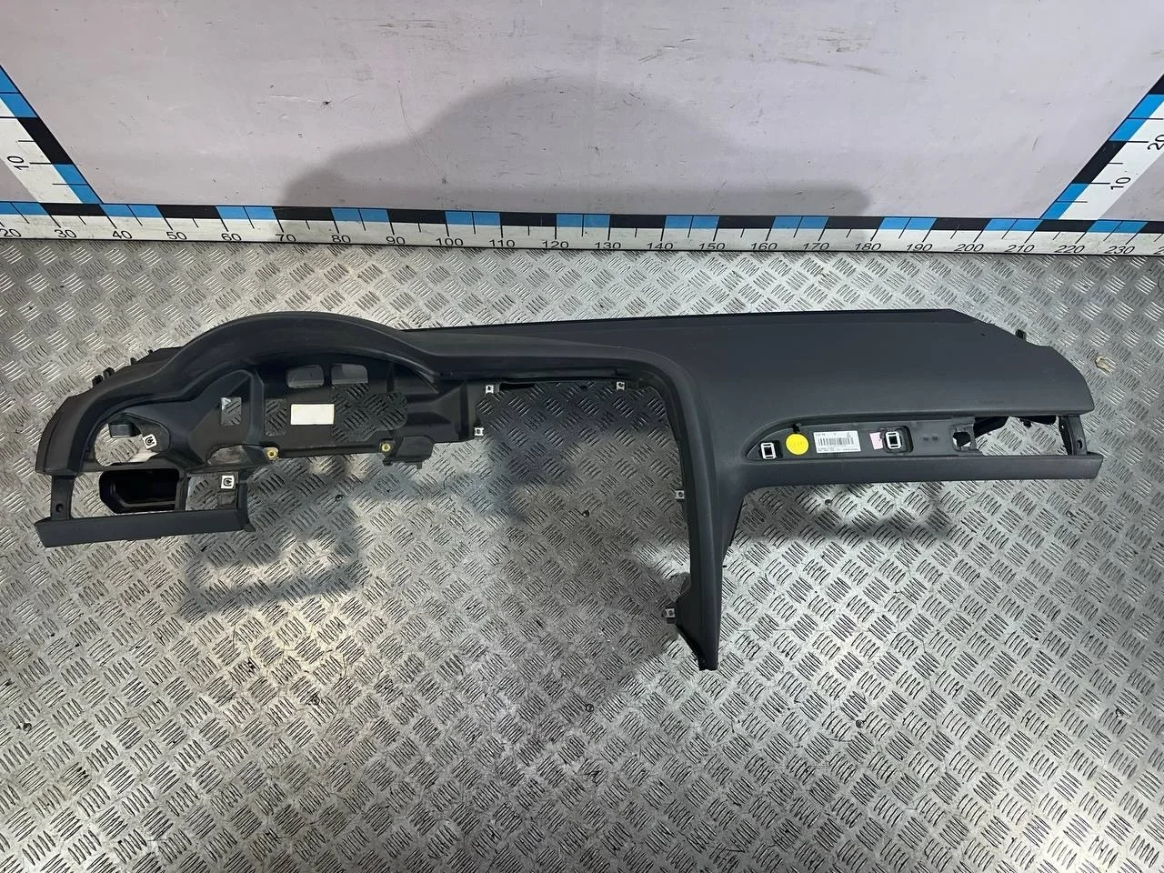 [Б/У] Торпедо Audi A6 - сломано одно крепление, царапины, потёртости [Незначительные дефекты] [Код: 00330162 ]