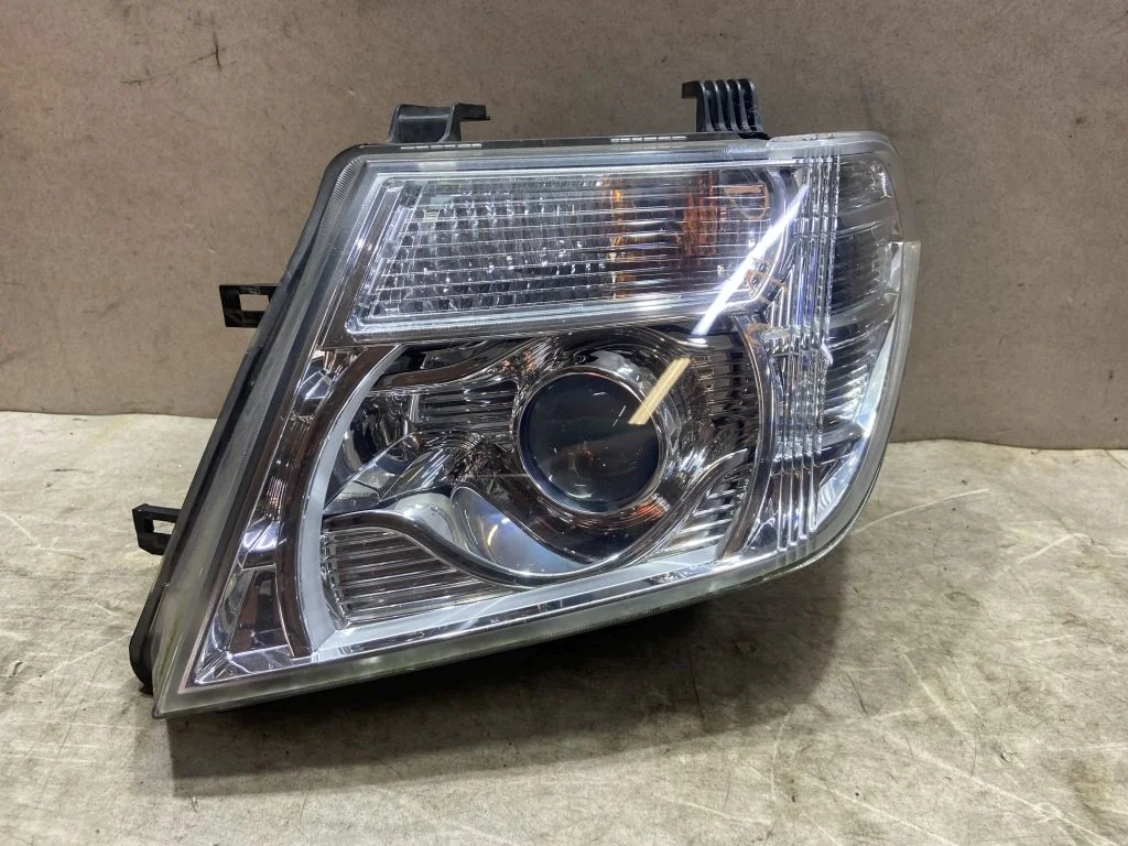 Фара левая Nissan Pathfinder R51M биксенон