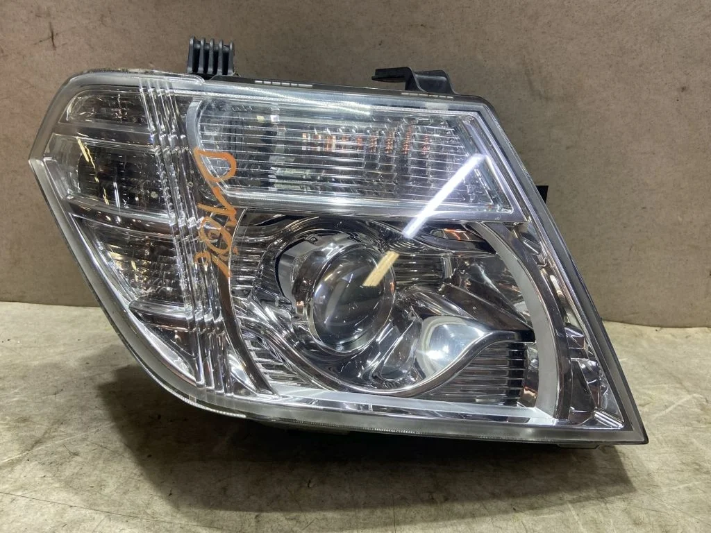 Фара правая Nissan Pathfinder R51M биксенон