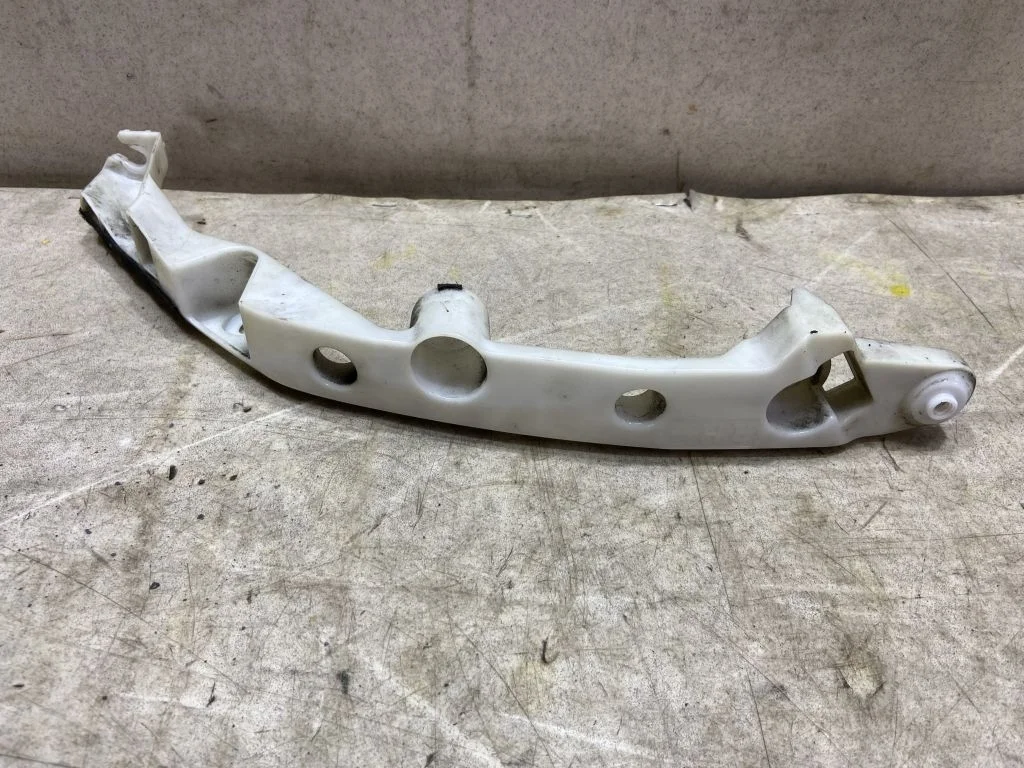 Кронштейн бампера передний правый Nissan Juke F15