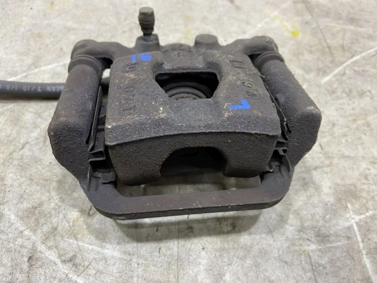 Суппорт задний левый Nissan Juke F15