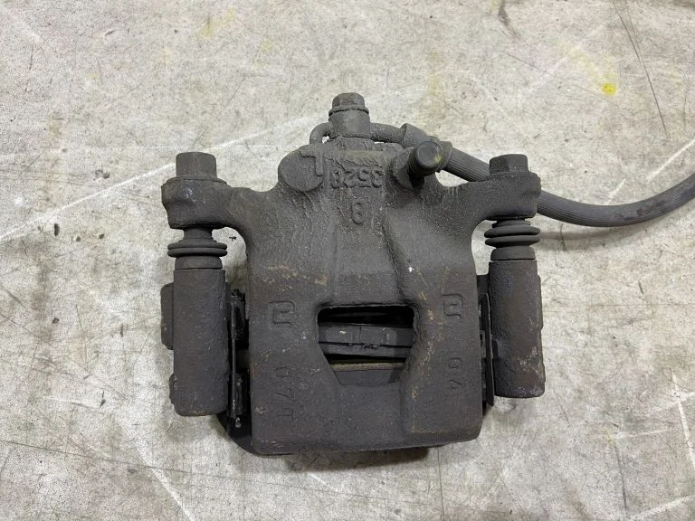 Суппорт задний правый Nissan Juke F15