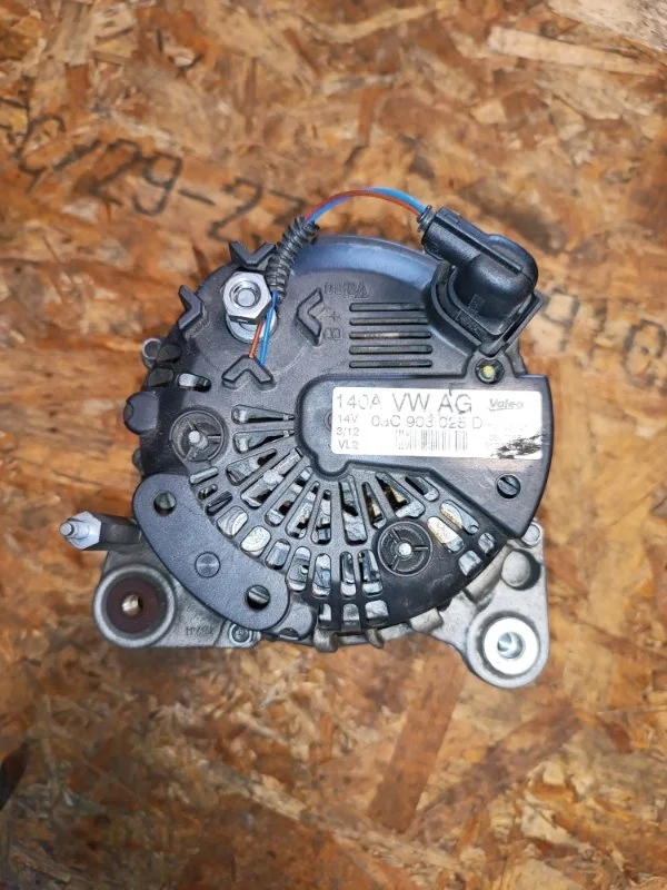 Генератор с обгонной муфтой 140а Volkswagen Golf 2010 AJ5