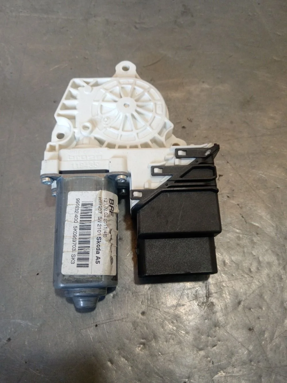 Моторчик стеклоподъемника задний Skoda Octavia II рестайлинг (2008—2013) 2011 8D8D