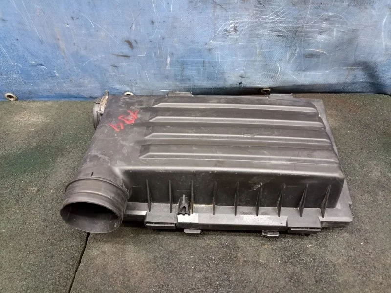 Корпус воздушного фильтра Volkswagen Golf 7 2015 04E129611G 1.4 CMBA